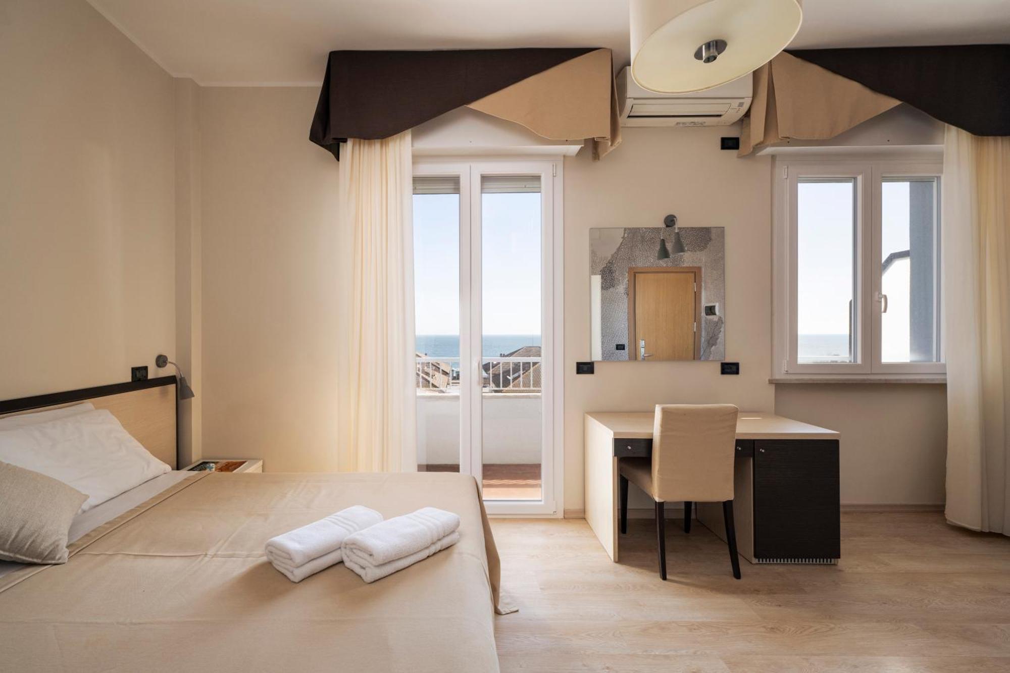 Hotel Mondial Porto Recanati Bagian luar foto