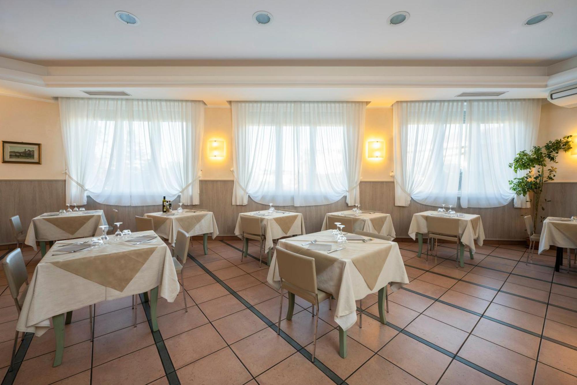 Hotel Mondial Porto Recanati Bagian luar foto