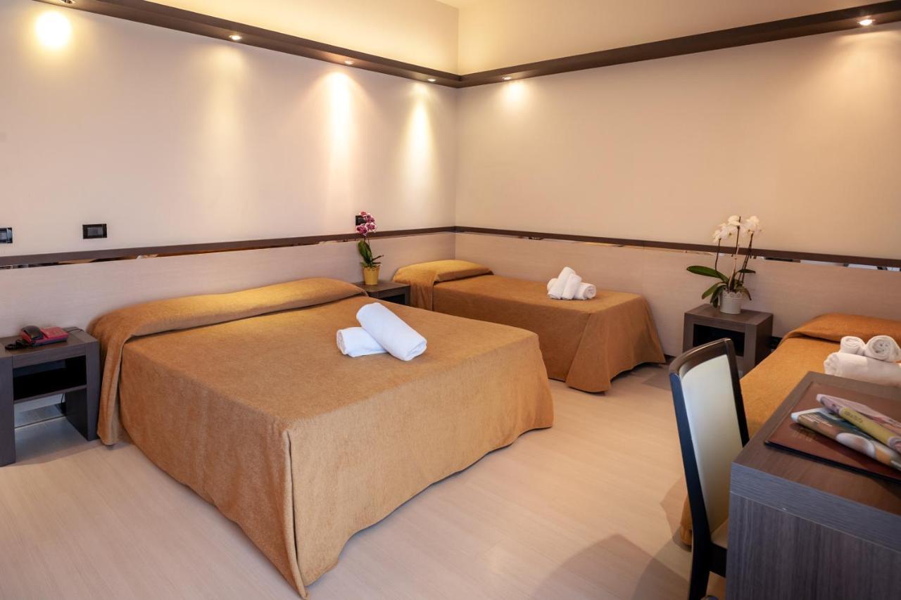 Hotel Mondial Porto Recanati Bagian luar foto