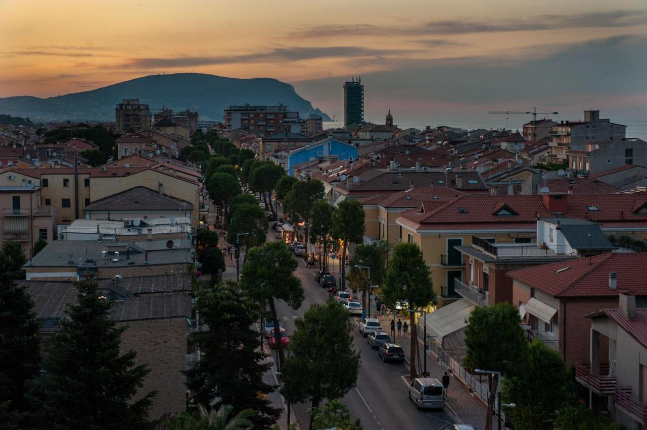 Hotel Mondial Porto Recanati Bagian luar foto