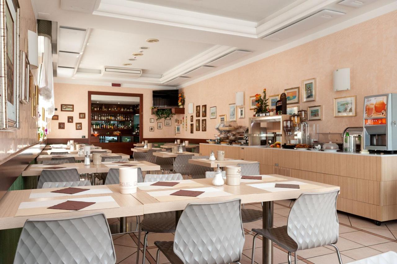Hotel Mondial Porto Recanati Bagian luar foto
